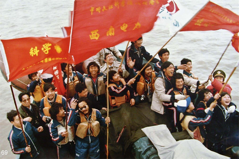 1986 年11月25日,长江科漂队抵达东海。左边第三排左三为冯春-冯春提供.jpg 1986 年11月25日,长江科漂队抵达东海。左边第三排左三为冯春-冯春提供.jpg