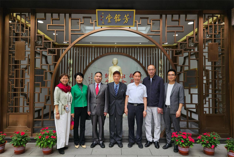 澳門宋慶齡基金會攜手偉華貿易有限公司 向濠江中學贈書助力校園文化建設