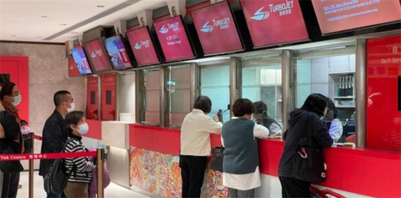 逾百人港澳碼頭排隊，搶周日船票返澳門內地