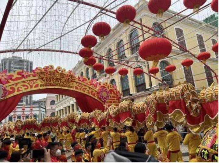 喜慶又熱鬨！澳門238米金龍獻瑞迎兔年